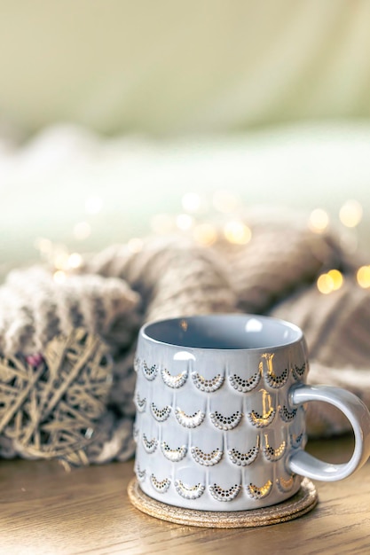 Free photo closeup shiny gray cup on a blurred background with a knitted element