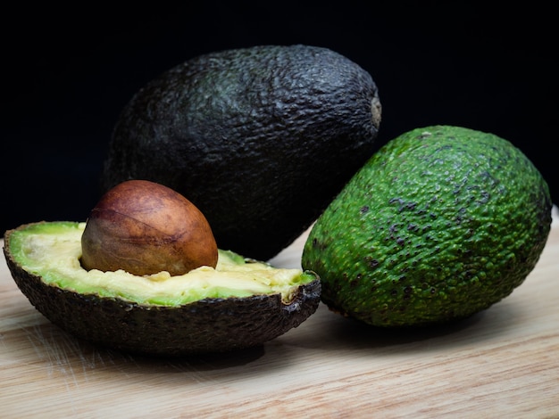 Free Photo closeup shot of avocados on a cutting board