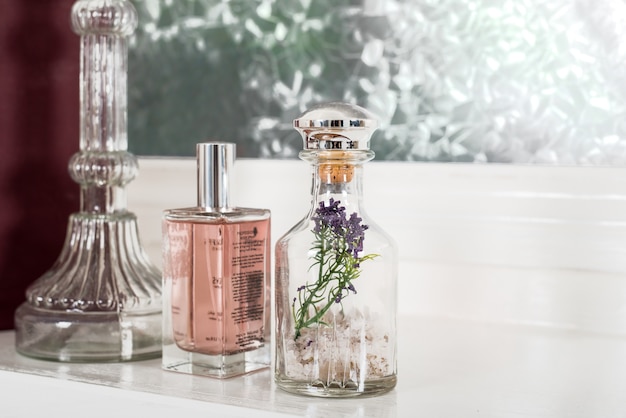 Free photo closeup shot of beautifully  shaped glass bottles  filled with perfume