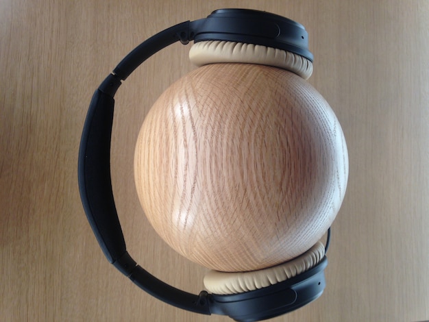 Free photo closeup shot of black headphones on a wooden ball