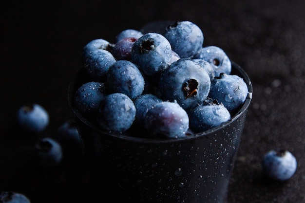 Free photo closeup shot of blueberries in a black bowl