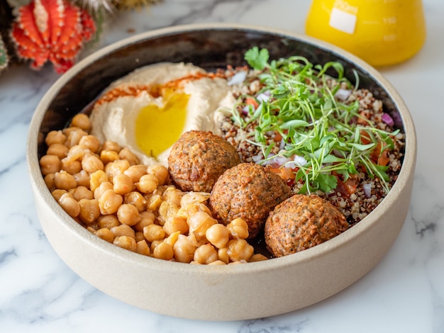 Free photo closeup shot of a bowl of meatballs with chickpeas, grain, and egg