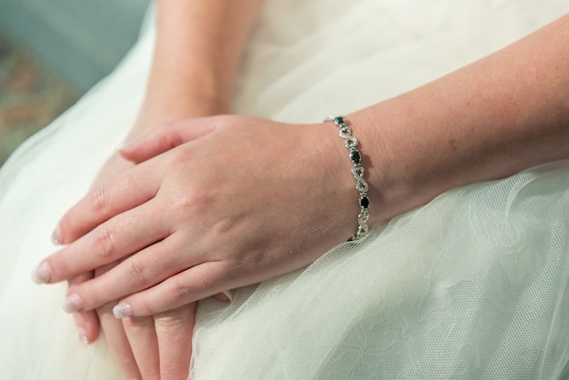 Free Photo closeup shot of the bride's hands