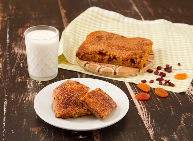 Free photo closeup shot of carrot cake pieces with a glass of milk