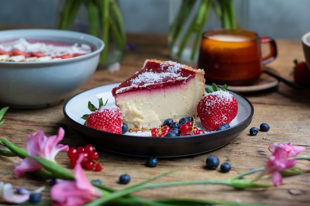 Free photo closeup shot of cheesecake with jelly decorated with strawberries and berries