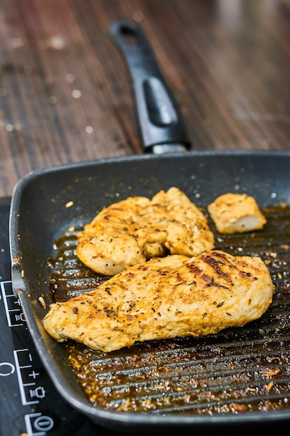 Free Photo closeup shot of chicken breasts in a black pan