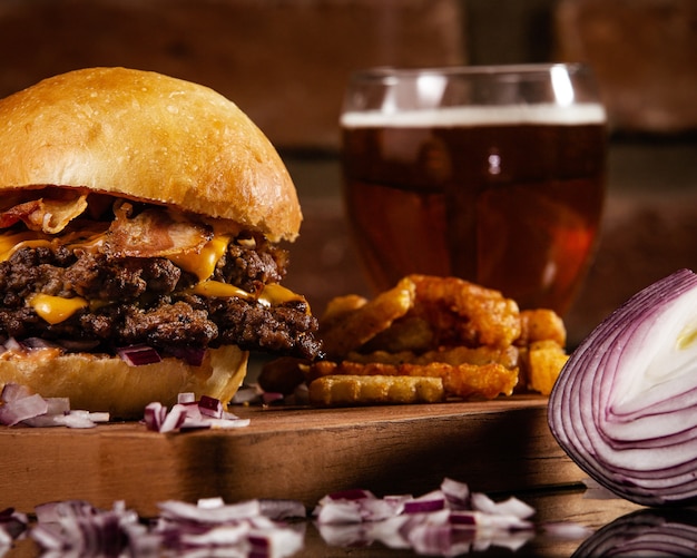 Free photo closeup shot of a  delicious burger with beef, yellow cheese, and bacon