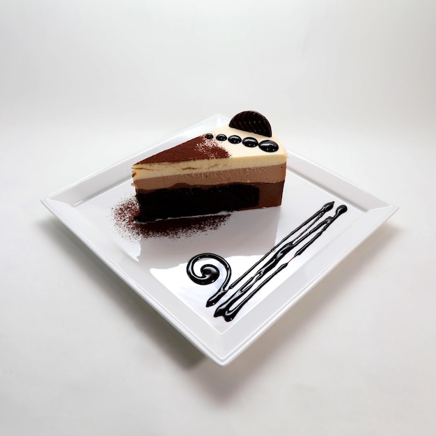 Free photo closeup shot of delicious creamy chocolate cheesecake in a plate