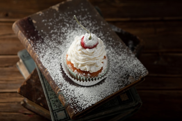 Free photo closeup shot of a delicious cupcake with cream,