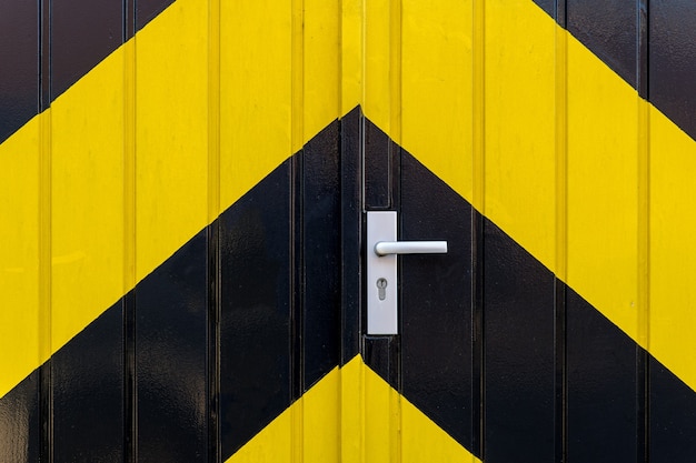 Free photo closeup shot of a door with black and yellow stripes