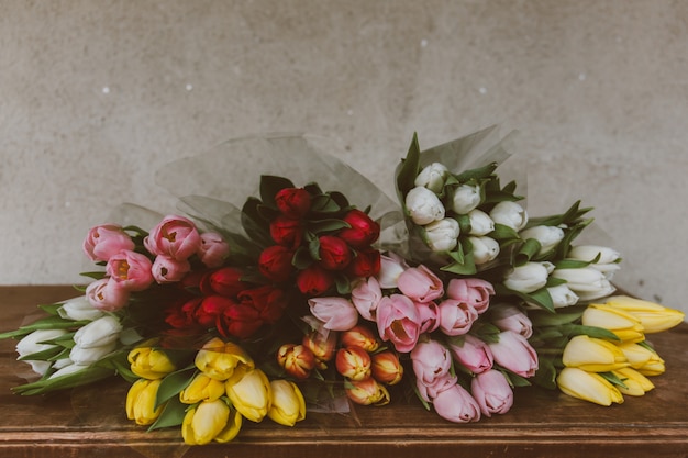 Free photo closeup shot of gorgeous bouquets of colorful tulips on the table