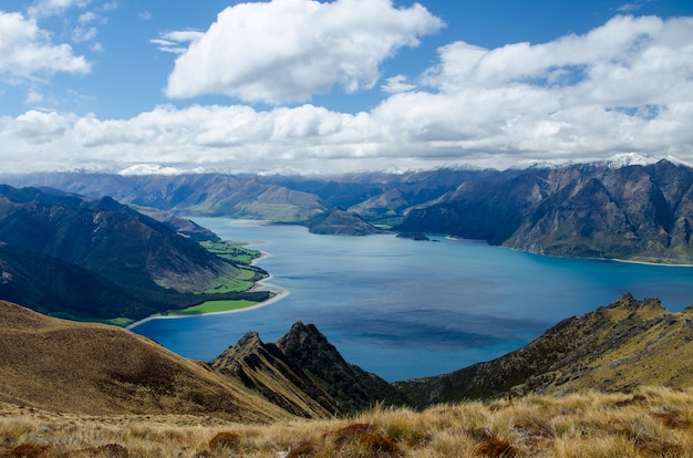 Free photo closeup shot of the isthmus peak and a lake in new zealand