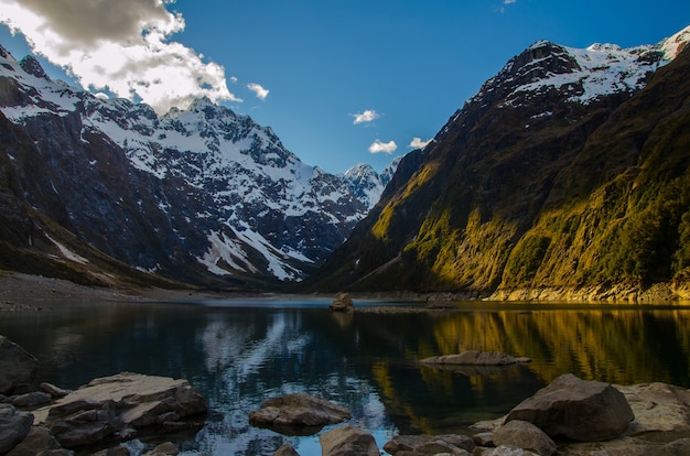 Closeup shot of the Lake Marian and mountains in New Zealand