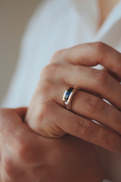 Free photo closeup shot of a male in a formal outfit wearing a golden ring