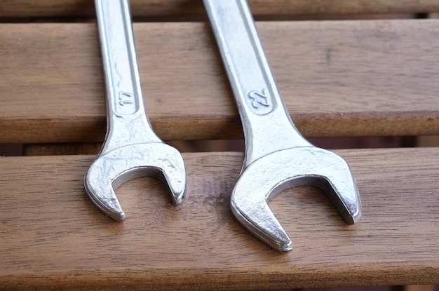 Free photo closeup shot of metal wrenches on a wooden surface