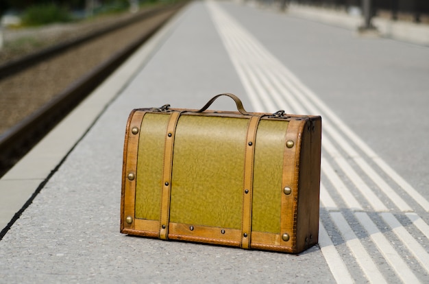 Free Photo closeup shot of an old brown suitcase on railroad station in switzerland