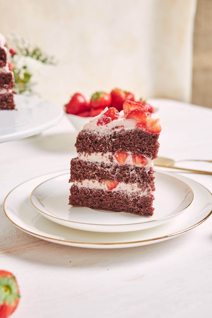 Free photo closeup shot of a piece of delicious strawberry cake on a plate