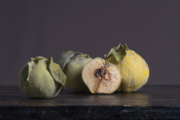 Free photo closeup shot of quinces on dark surface