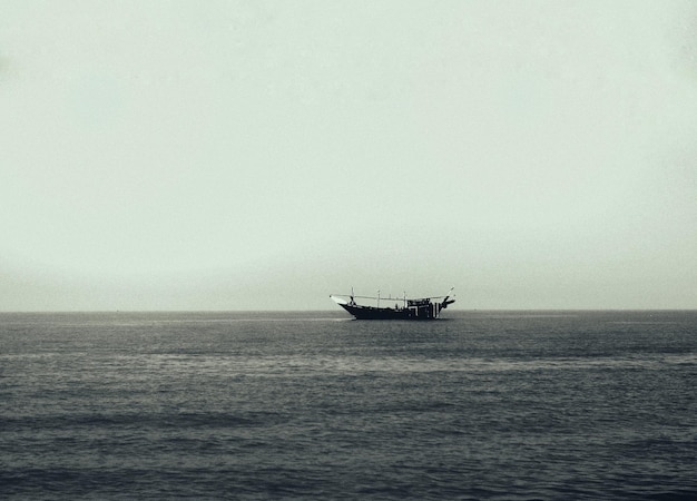 Free photo closeup shot of a ship sailing in the sea under a foggy weather