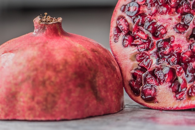 Free photo closeup shot of a sliced pomegranate