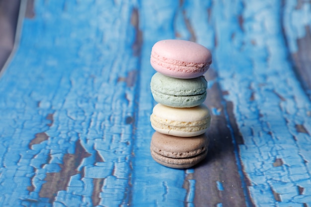 Free photo closeup shot of a stack of delicious macarons on a wooden surface