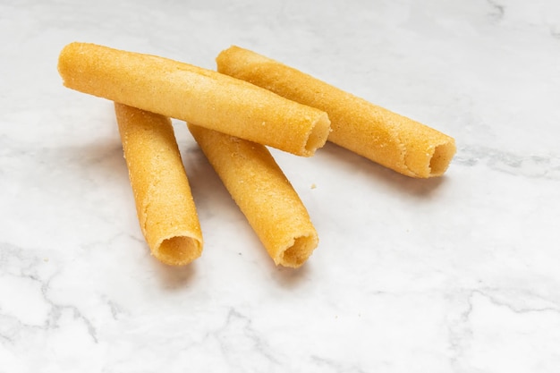 Free photo closeup shot of sweet tubules on a white marble surface