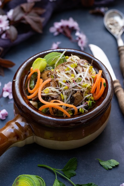 Free Photo closeup shot of a vegan meal with mushrooms, onions, carrots and leek