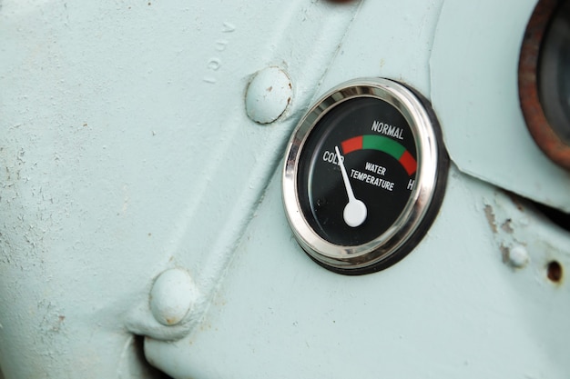 Free photo closeup shot of a water temperature indicator on a ship