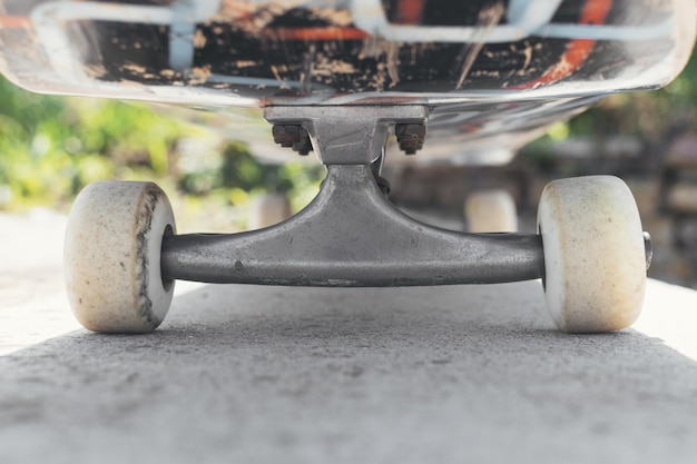 Free photo closeup of a skateboard on the ground under the sunlight