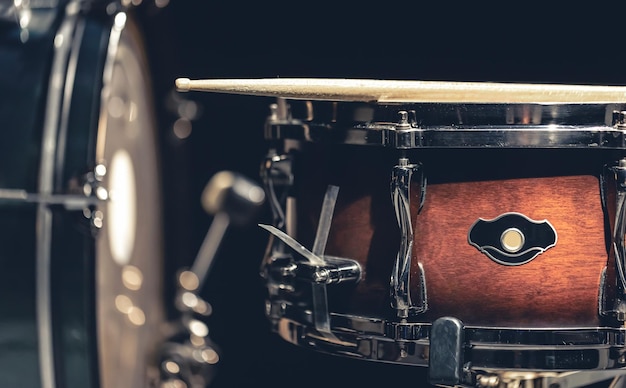 Free photo closeup snare drum on a dark background isolated