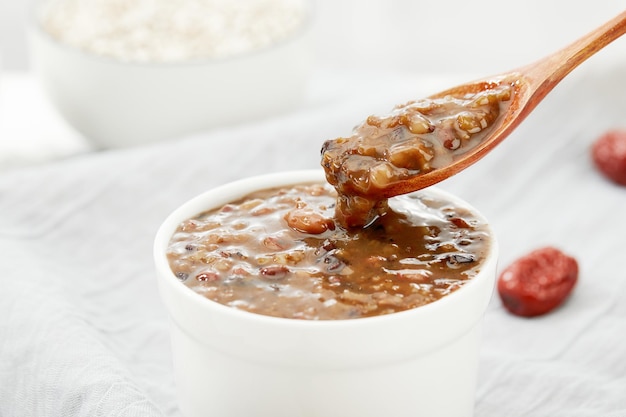 Free photo closeup of a soup made out of kidney beans in a white bowl