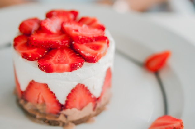 Free Photo closeup of strawberry cake with fresh strawberry on wooden background. homemade strawberry cake. cheesecake with strawberry