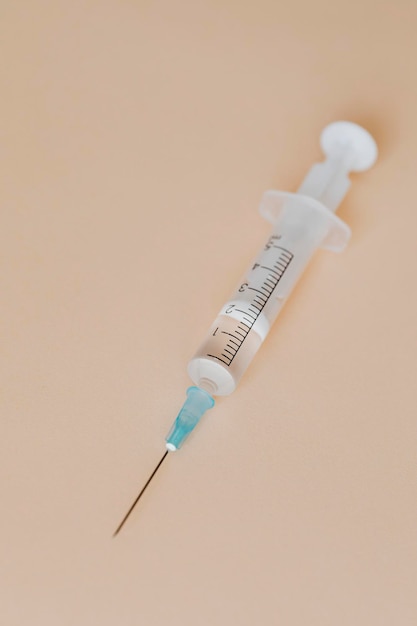 Free photo closeup of a syringe on a brown background