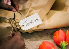 Free photo closeup of thank you tag on a flower bouquet