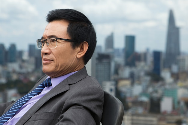 Free photo closeup of thoughtful senior businessman