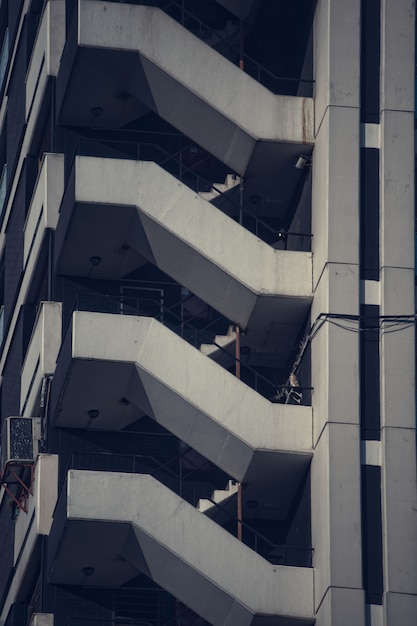 Free Photo closeup vertical shot of an apartment building side with modern architecture