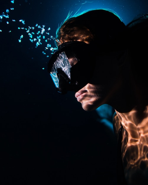 Free photo closeup view of beautiful woman in pool water wearing swimming mask