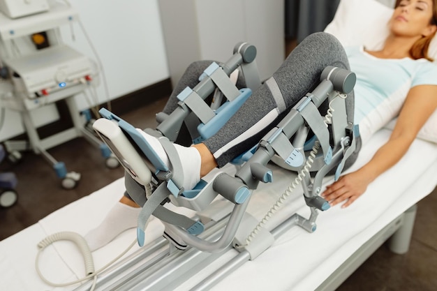 Free photo closeup of woman during physical rehabilitation with arthromot device