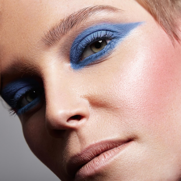 Free photo closeup of a woman's eye with a blue eyeshadows