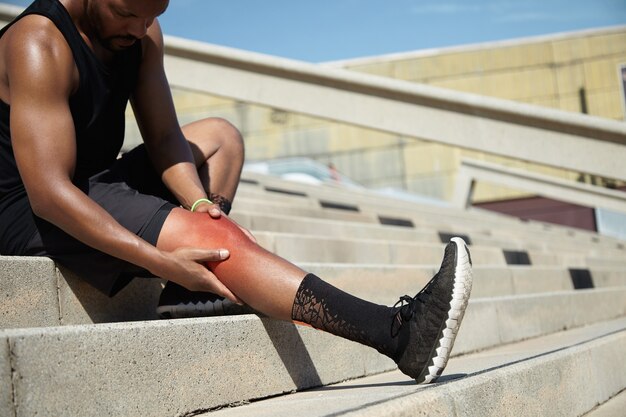 Free Photo closeup of young man with knee injury