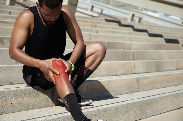 Free Photo closeup of young man with knee injury