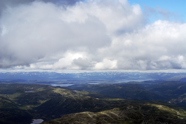 Free photo clouds over the hills at tuddal gaustatoppen in norway