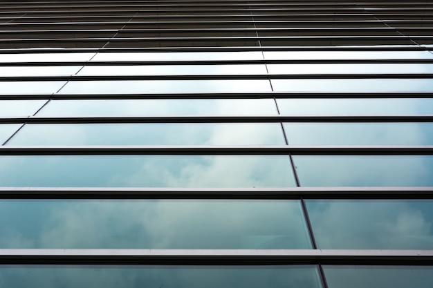 Free photo clouds reflected in the building