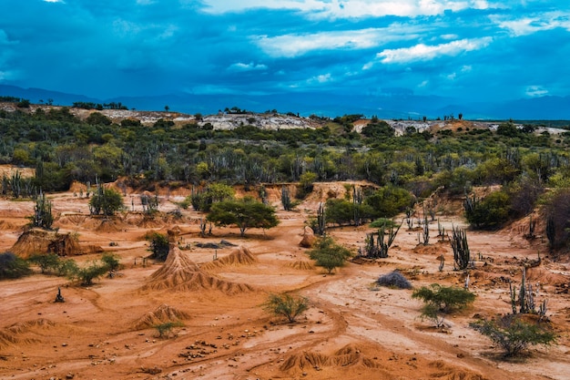 Free photo cloudy blue sky over a valley in the tatacoa desert, colombia