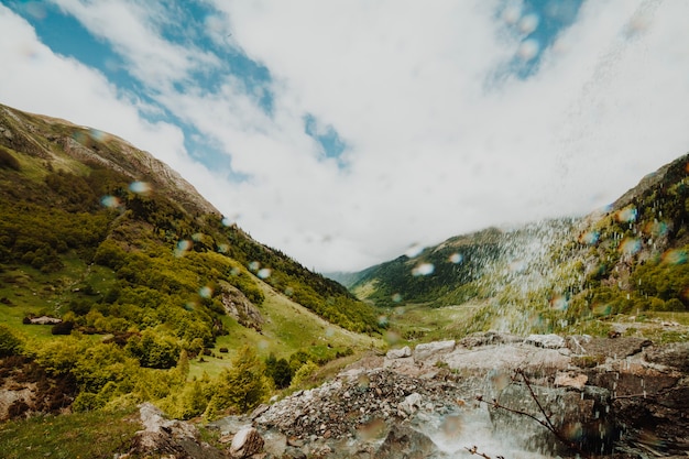 Free photo cloudy rocky landscape with vegetation