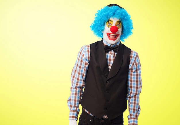 Free photo clown smiling with drooping arms