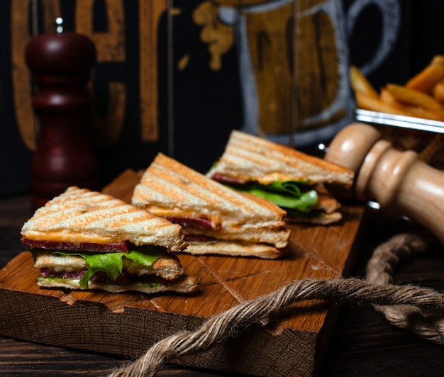 Free photo club sandwich with smoked sausage