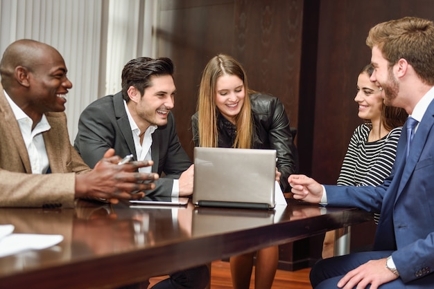 Co-workers discussing the last financial analysis