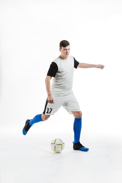 Free photo cocentrated football player before hitting the ball