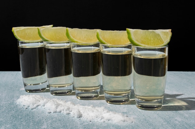 Free photo cocktail glasses with lime slices